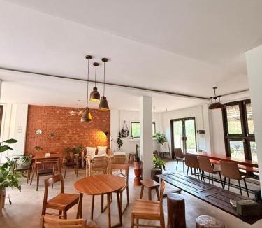Vientiane Prefecture Apartment | Sunin Garden Cafe Homestay
