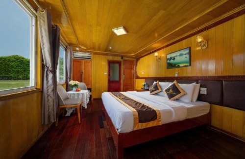 Cat Ba Boat Rental | Sunlight Cruise
