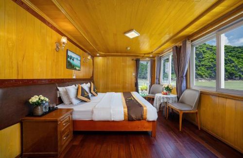 Cat Ba Boat Rental | Sunlight Cruise