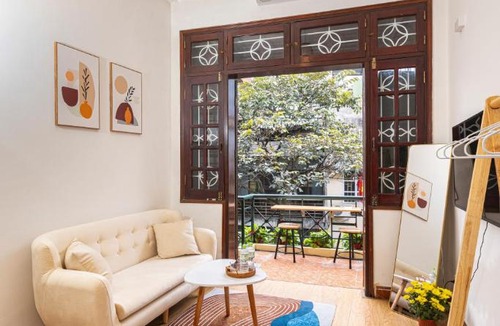 Hang Bo Apartment | Sunny Balcony Room in Old Quarter with Netflix and Free Laundry