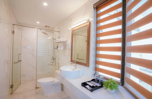 My Đinh Hotel | Sunrise Window Deluxe Room with My Dinh Stadium View – A89 Rosarian Hotel