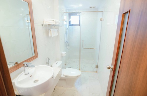 My Đinh Hotel | Sunrise Window Deluxe Room with My Dinh Stadium View – A89 Rosarian Hotel