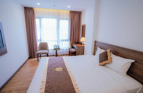 My Đinh Hotel | Sunrise Window Deluxe Room with My Dinh Stadium View – A89 Rosarian Hotel