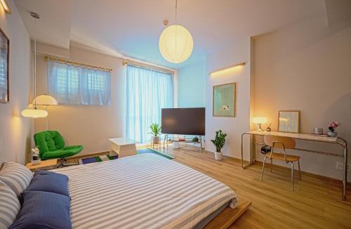 District 10 Apartment | The Golden Glow Studio Private Self-Check In Center District 10