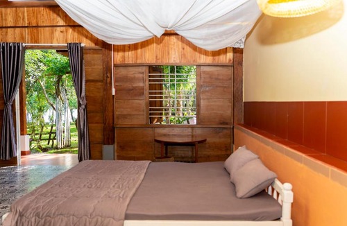 Cu M'gar Ski Chalet | The Lazy Farm - Lake View Wooden House
