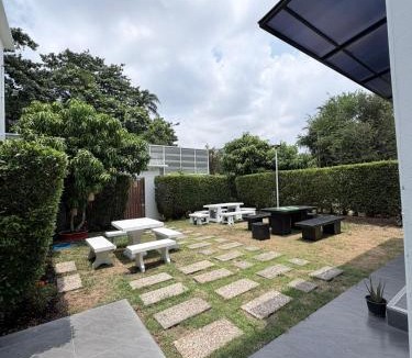 Hat Yai Bed & Breakfast | The Lion King Villa