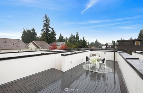 Haller Lake House | ⚽️Vacation Ready, Marvelous 2.5-bedroom TH close to LightRail. Entire Space ⚽️
