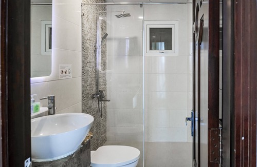 Binh Chanh Hotel | Venice Hotel