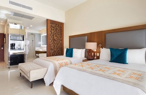 Cabo San Lucas Resort | Welcoming resort in Cabo San Lucas! This beautiful resort is a pure delight!