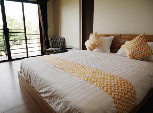 บ้านเพลิน in Takhli