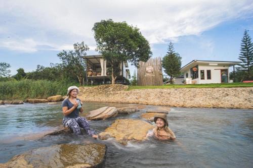 อิสระ แคมป์ปิ้ง แอนด์ คาเฟ่ Issara camping in Ban Bung Mai