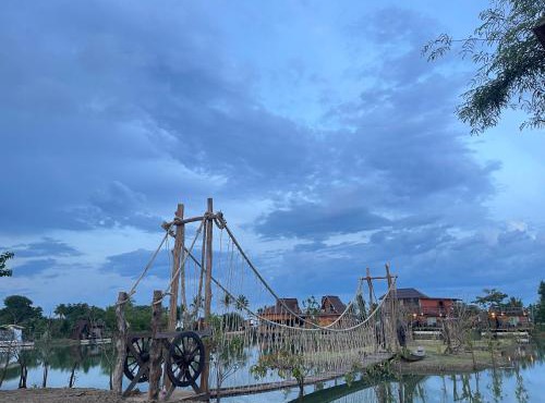 เรินเรา ริมเล รีสอร์ท in Ban Sala Luang
