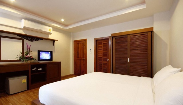 1 Standard room 2 minutes walk from Kata beach