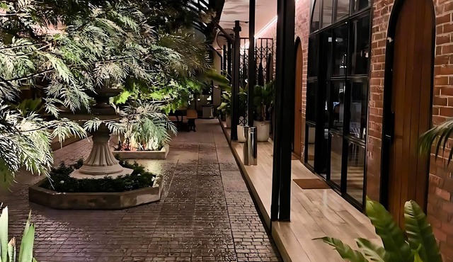 11 Bedrooms city courtyard villa in the center of Bangkok. in Krung Thep Maha Nakhon