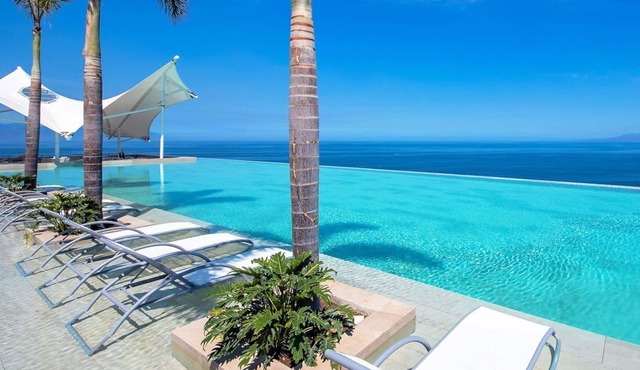 14TH FLOOR APTM, INDAH BY SAYAN: SPECTACULAR VIEWS! in Conchas Chinas