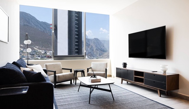 17th-Floor Huasteca Mountain Views, Pool & Gym in 21 de Marzo