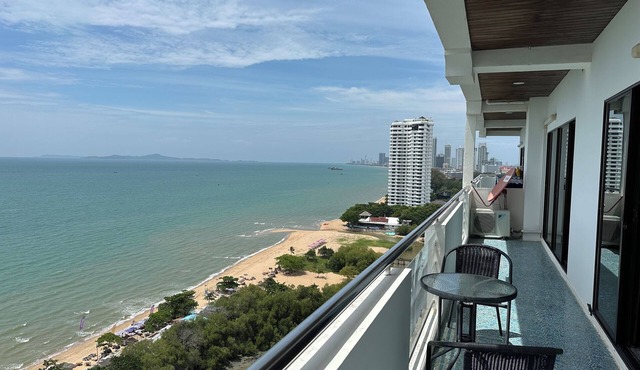 180 sqm, 3 bedroom condo with amazing oceanfront view!