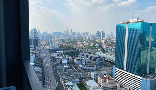 2-bedroom apartment in terrific Krung Thep Maha Nakhon with AC in Krung Thep Maha Nakhon