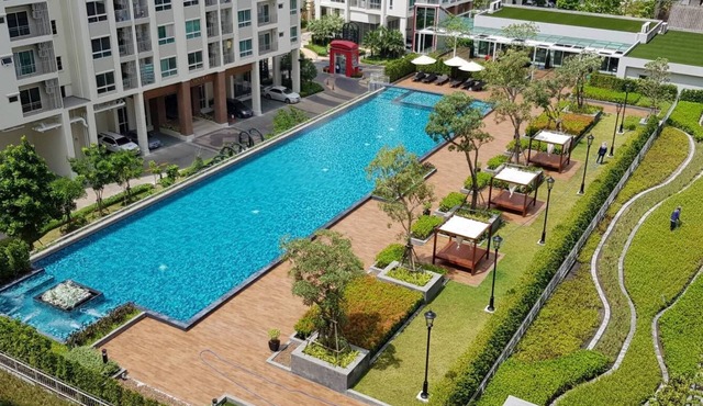 2 Bedroom Unit 1.5km from Thailand Cultural Center MRT (66.5 sqm) in Huai Khwang