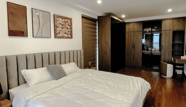 2BR Penthouse w/Kitchen & Balcony in Long Bien