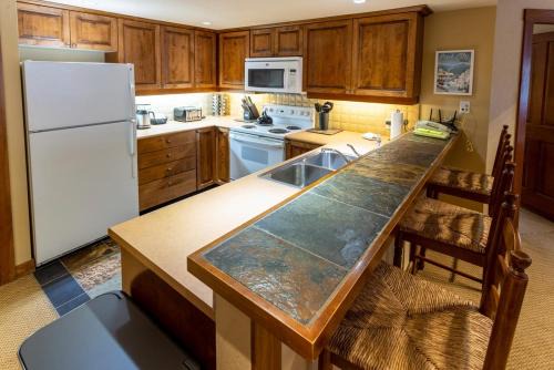 3323 - Two Bedroom Standard Powderhorn Lodge in Solitude