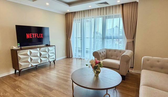 3BR Lake View Apt - Central Hanoi - Family Friendly