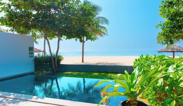 4-Bedrooms BEACHFRONT villa Sanctuary Ho Tram resort, Cooking,BBQ & Pets allowed