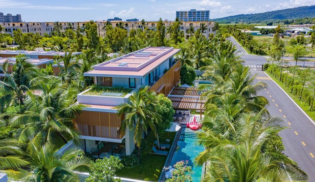 4 bedrooms villa, 10 minutes walk to the beach, 10 minutes to airport/center