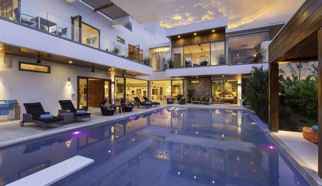 4BR Villa White Skies, Sleep 8, Breakfast, Staff in Takua Thung