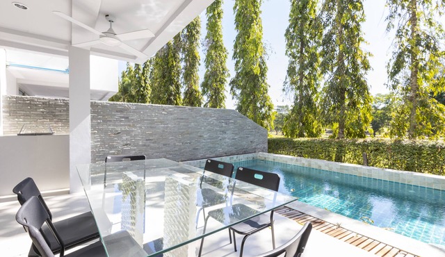 5 bed/bath villa for 14 guests, private pool, 7kms to Patong beach. in Kathu