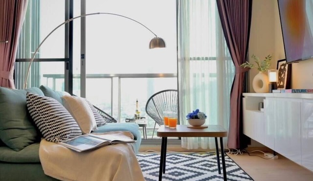 5 min Metro| KingBed | Kitchen full | Netflix WiFi in Watthana