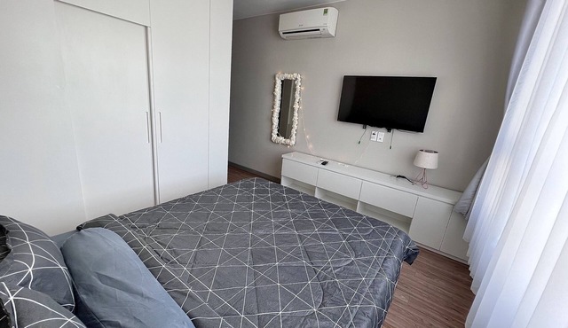 5 mins to the city central! Family-size condo