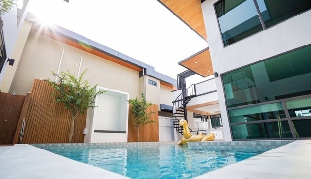 6-bedroom villa in superb Muang Pattaya with WiFi, AC, fitness room in Muang Pattaya