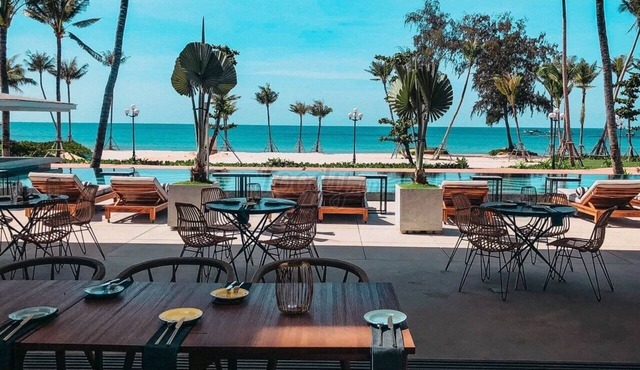 6 minutes walking to the beach, 10 minutes to airport/center