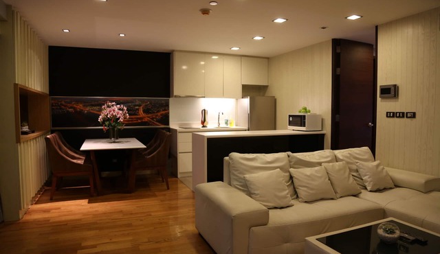 A Spacious 1 Bedroom Condo in Bangkok CBD, 1 minute walk from Sky train