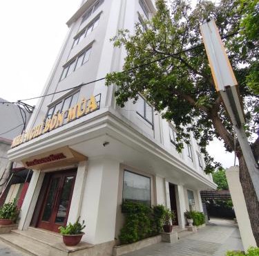 Bốn Mùa Hotel