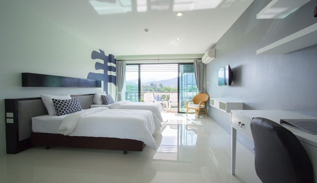 B Deluxe Studio pool & kitchen in Tambon Wichit