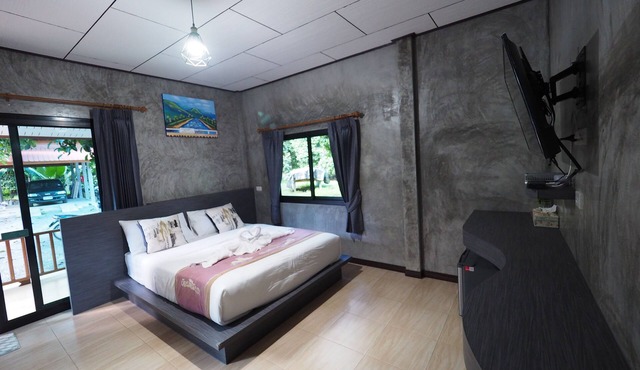 Baan Keree Thara Khiri Wong in Lan Saka