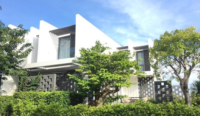 Beach view villa, private pool, near famous tourist attractions.