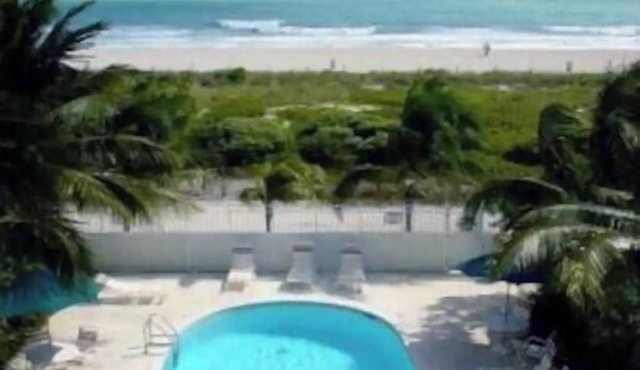 Beachfront Art Deco District includes Free Beach Lounges and Pool in Miami Beach