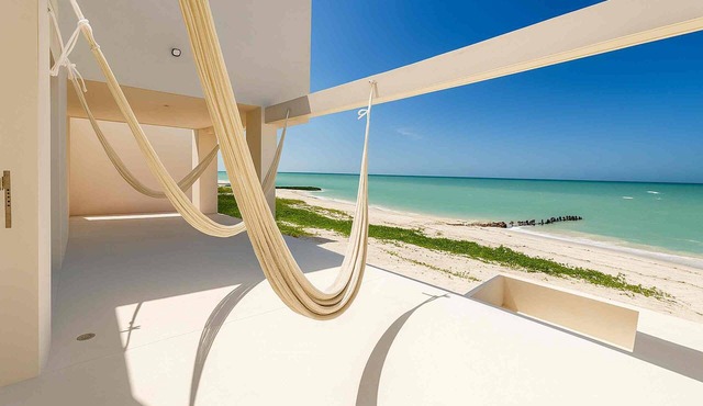 Beachfront house with a pool, 15 minutes from Progreso in Chuburna Puerto