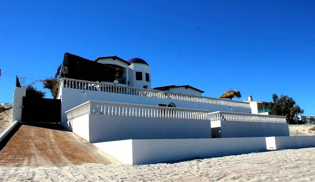 Beachfront Spanish Villa, Sleeps 16+, Perfect for Groups in San Felípe
