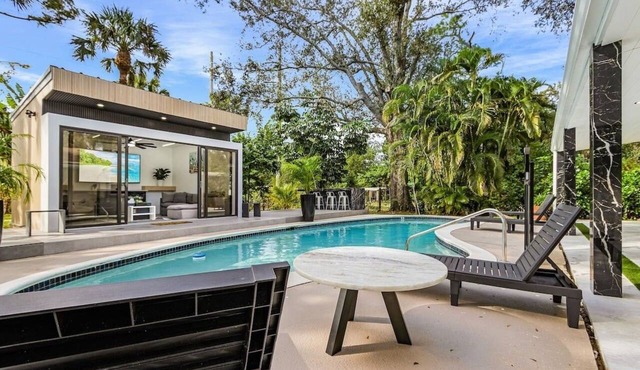Beautiful home w/Pool & soaker tub! in Naples