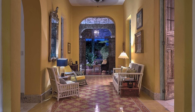 Beautifully renovated 3 bdrm in desirable Santiago with a walk-to-all location. in Centro