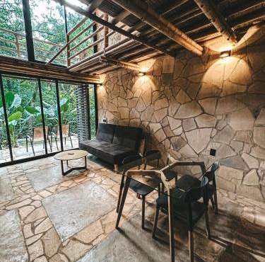 Cabaña de piedra y bambú en la selva in Palenque