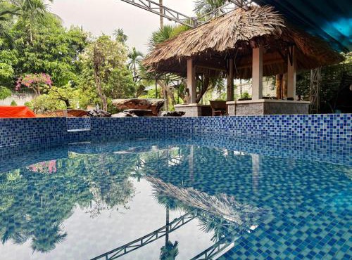 Cactos Pool & Palms Local Stay