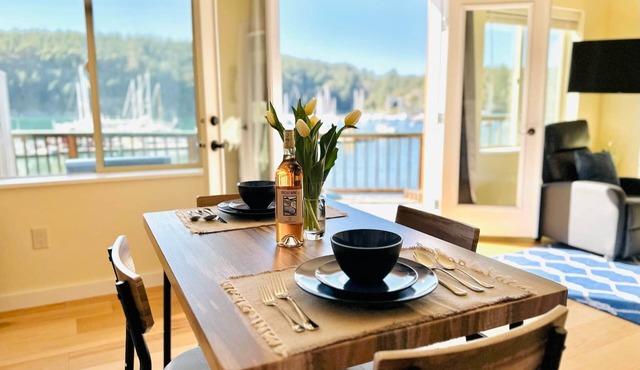 CAPTAINS QUARTERS - PRIVATE, STEPS FROM THE BEACH in Deer Harbor