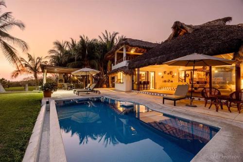 Casa Fuente Ocean Villa in Santa María Colotepec