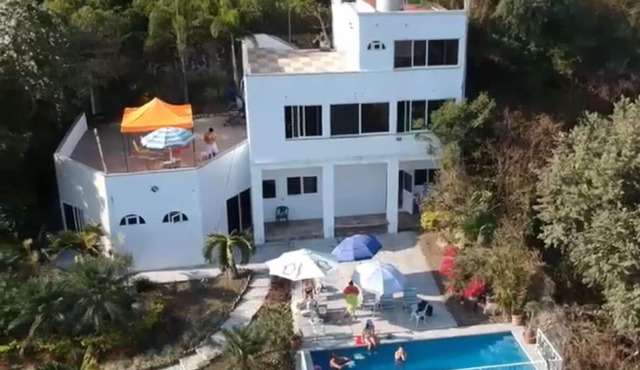 Casa grande rustica en zona dorada cerca de restaurantes y hoteles conbuenavista in tequesquitengo