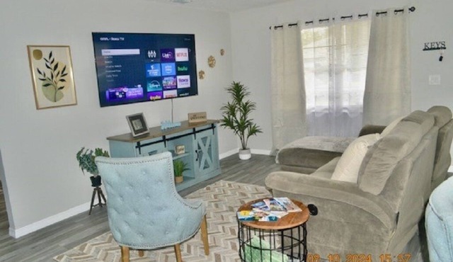 Charming 2-bedroom remodel house in welcoming St. Cloud with WiFi, AC in St. Cloud
